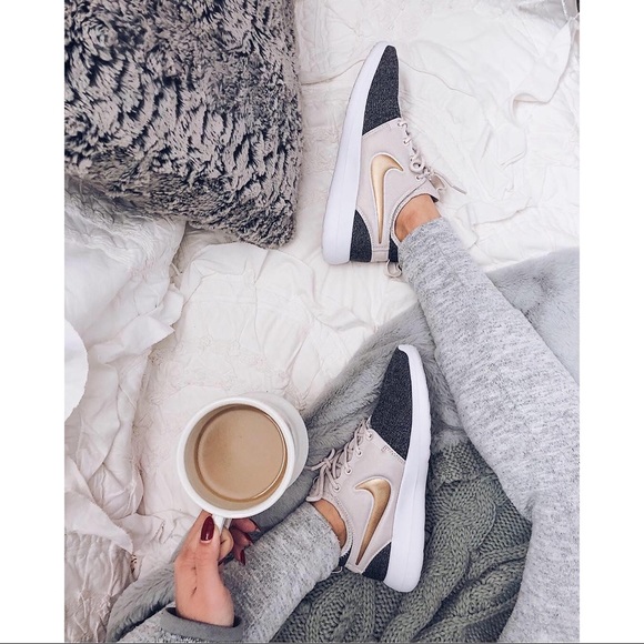 Nike Shoes - Nike Roshe Two Sneakers